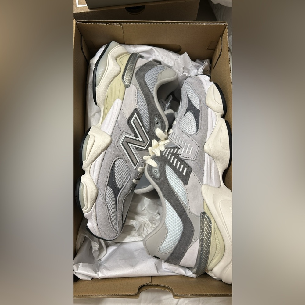 New balance 9060 size 7W never worn